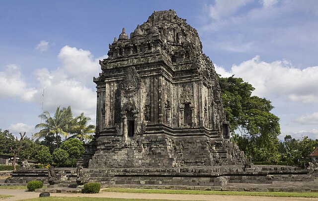 Candi Kalasan Keanggunan Dewi Tara
